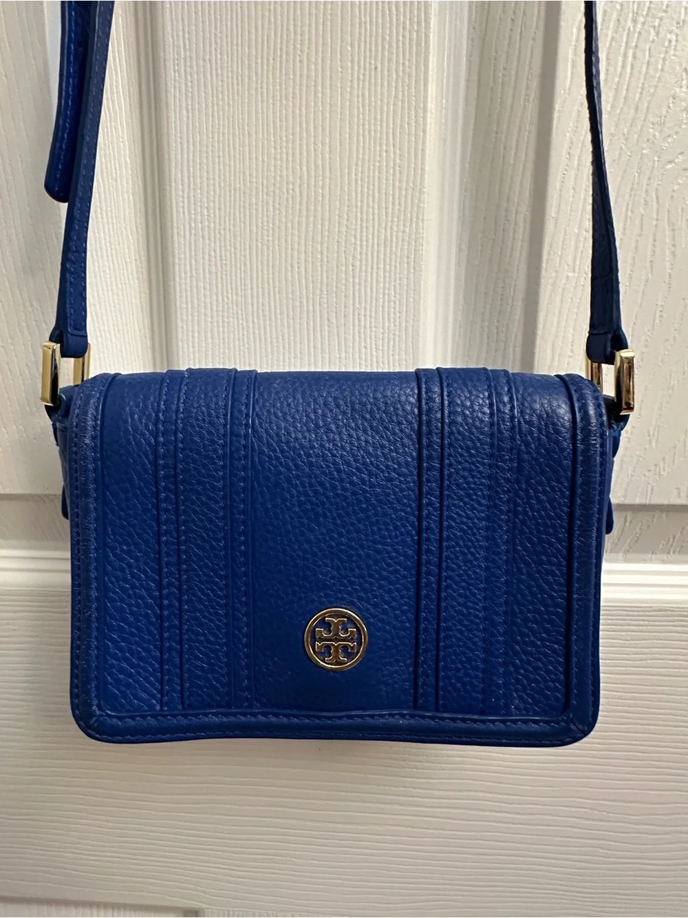 Tory Burch EUC Cobalt Pebbled Leather Crossbody with Gold Logo